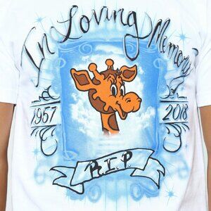 Toys R Us t-shirt "In Loving Memory" RIP Geoffrey the Giraffe sz L vtg style toy